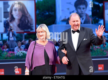 Venise, Lido de Venise. 2Nd Sep 2014. Réalisateur Roy Andersson (R) pose sur le tapis rouge pour 'UN Pigeon s'est assis sur une branche en raison de l'Existence" qui est sélectionné pour la compétition principale au cours de la 71th Venice Film Festival, à Lido de Venise, Italie, le 2 septembre 2014. Credit : Liu Lihang/Xinhua/Alamy Live News Banque D'Images