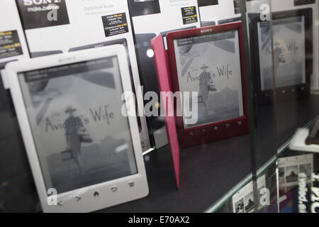 Téhéran, Iran. 2Nd Sep 2014. 2 septembre 2014 - Téhéran, Iran - Sony ebook readers sont vus dans une vitrine dans la capitale Téhéran Paytakht (centre informatique). Morteza Nikoubazl/ZUMAPRESS Morteza Nikoubazl © ZUMA/wire/Alamy Live News Banque D'Images