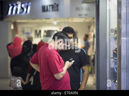 Téhéran, Iran. 2Nd Sep 2014. 2 septembre 2014 - Téhéran, Iran - Un iranien utilise son smartphone comme il se tenir à Téhéran a Paytakht (Capitale) centre d'informatique. Morteza Nikoubazl/ZUMAPRESS Morteza Nikoubazl © ZUMA/wire/Alamy Live News Banque D'Images