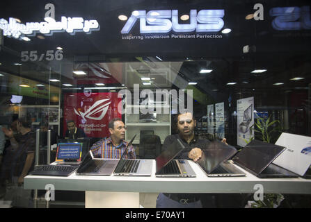 Téhéran, Iran. 2Nd Sep 2014. 2 septembre 2014 - Téhéran, Iran - un commerçant iranien met l'ordinateur portable Asus à sa vitrine à Téhéran a Paytakht (Capitale) centre d'informatique. Morteza Nikoubazl/ZUMAPRESS Morteza Nikoubazl © ZUMA/wire/Alamy Live News Banque D'Images