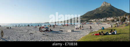 Vue panoramique sur la plage de Camps Bay, de la tête de lion à l'arrière-plan, Le Cap, Afrique du Sud Banque D'Images