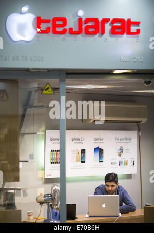 Téhéran, Iran. 2Nd Sep 2014. 2 septembre 2014 - Téhéran, Iran - un commerçant iranien s'assied à un faux apple store dans la capitale Téhéran Paytakht (centre informatique). Morteza Nikoubazl/ZUMAPRESS Morteza Nikoubazl © ZUMA/wire/Alamy Live News Banque D'Images