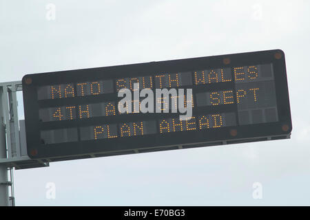 Bristol, Royaume-Uni. 2e septembre 2014. Un signe électronique met en garde les automobilistes à planifier à l'avance pour la sécurité de l'OTAN 2014 Sommet de Cardiff au Pays de Galles du Sud : Crédit amer ghazzal/Alamy Live News Banque D'Images