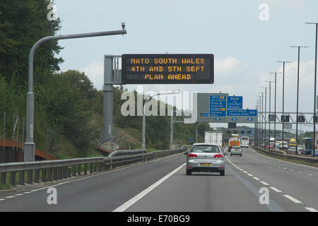 Bristol, Royaume-Uni. 2e septembre 2014. Un signe électronique met en garde les automobilistes à planifier à l'avance pour la sécurité de l'OTAN 2014 Sommet de Cardiff au Pays de Galles du Sud : Crédit amer ghazzal/Alamy Live News Banque D'Images