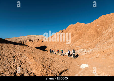 Les touristes de la randonnée à travers la vallée de la mort San Pedro de Atacama Chili Amérique du Sud Banque D'Images