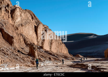 Les touristes de la randonnée à travers la vallée de la mort San Pedro de Atacama Chili Amérique du Sud Banque D'Images