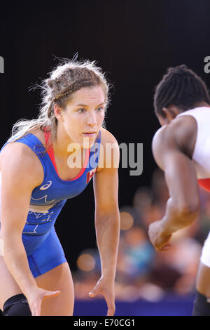 Danielle DU TRONCHAY du Canada (bleu) v bénédiction OBORUDUDU du Nigéria (rouge) dans le womens 63kg lutte libre Banque D'Images