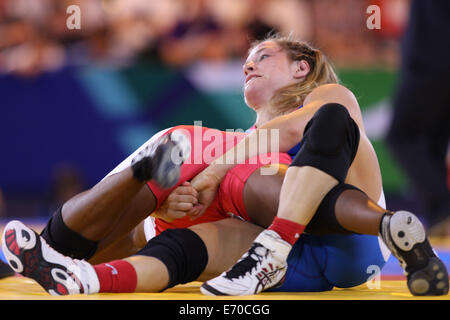 Danielle DU TRONCHAY du Canada (bleu) v bénédiction OBORUDUDU du Nigéria (rouge) dans le womens 63kg lutte libre Banque D'Images