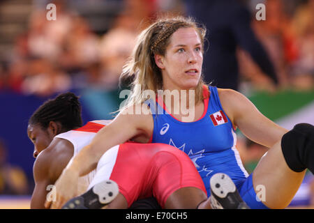 Danielle DU TRONCHAY du Canada (bleu) v bénédiction OBORUDUDU du Nigéria (rouge) dans le womens 63kg lutte libre Banque D'Images