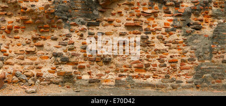 Très vieux mur de briques rouges. L'Inde, Agra. Photo panoramique Banque D'Images