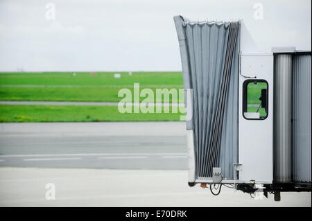 Détail avec une passerelle d'aéroport n'est pas connecté à avion Banque D'Images