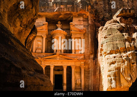 Petra est le plus visité de la Jordanie attraction touristique. al-Siq est l'entrée principale de l'ancienne ville. Al Khazneh, le Conseil du Trésor, vu depuis la fin de la gorge. Banque D'Images