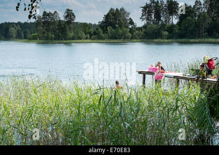 Bénéficiant d'une famille nager, Zelwa Giby, Lac, Pologne Banque D'Images