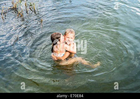 Bénéficiant d'une famille nager, Zelwa Giby, Lac, Pologne Banque D'Images