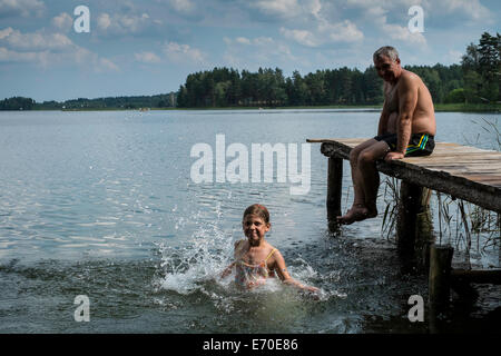 Bénéficiant d'une famille nager, Zelwa Giby, Lac, Pologne Banque D'Images