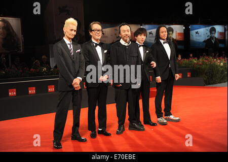 Venise, Italie. 2Nd Sep 2014. Acteurs posent sur le tapis rouge pour le film 'Les feux sur la plaine" au cours du 71e Festival du Film de Venise, à Lido de Venise, Italie, 2 septembre 2014. Credit : Xu Nizhi/Xinhua/Alamy Live News Banque D'Images