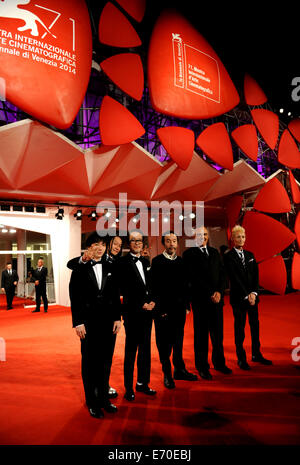 Venise, Italie. 2Nd Sep 2014. Acteurs posent sur le tapis rouge pour le film 'Les feux sur la plaine" au cours du 71e Festival du Film de Venise, à Lido de Venise, Italie, 2 septembre 2014. Credit : Xu Nizhi/Xinhua/Alamy Live News Banque D'Images