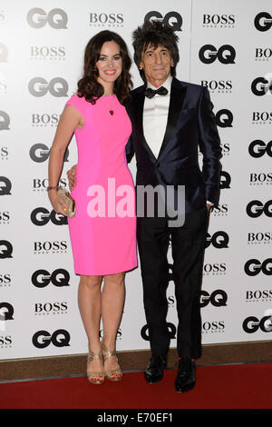 Ronnie Wood et Sally Wood arrivent pour le GQ Hommes de l'année 2014. Banque D'Images