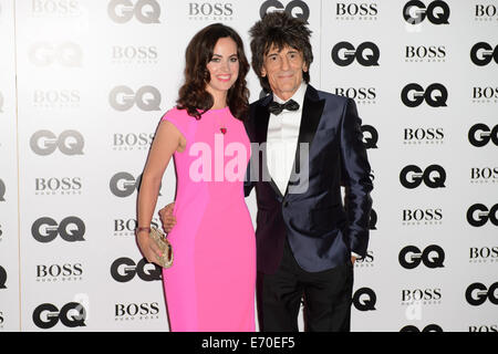 Ronnie Wood et Sally Wood arrivent pour le GQ Hommes de l'année 2014. Banque D'Images