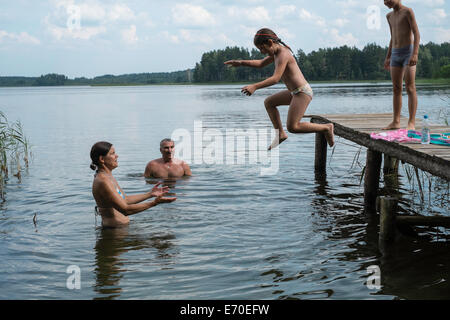 Bénéficiant d'une famille nager, Zelwa Giby, Lac, Pologne Banque D'Images