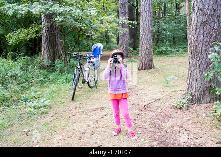 Famille d'une excursion à vélo. Giby, Pologne Banque D'Images