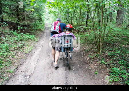 Famille d'une excursion à vélo. Giby, Pologne Banque D'Images