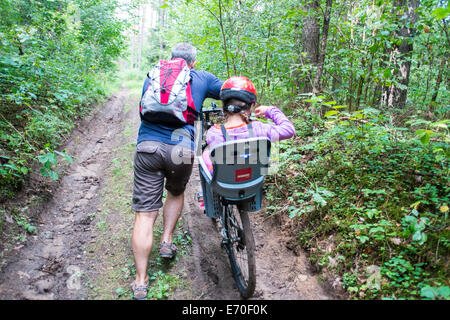 Famille d'une excursion à vélo. Giby, Pologne Banque D'Images