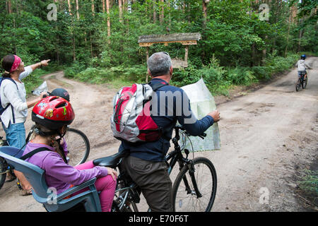 Famille d'une excursion à vélo, Giby, Pologne Banque D'Images