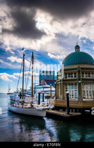 Pavilion et bateaux à Rowes Wharf, à Boston, Massachusetts. Banque D'Images