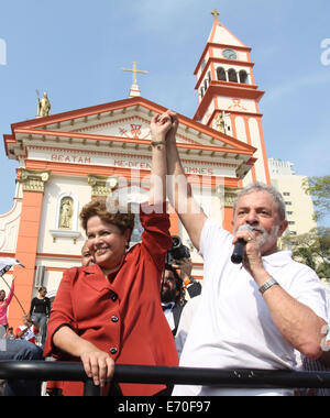 Sao Paulo, Brésil. 2Nd Sep 2014. L'ancien président brésilien, Luiz Inacio Lula da Silva (R), tient la main de Président du Brésil, et candidate présidentielle pour le Parti des travailleurs, Dilma Rousseff (L), au cours d'une loi sur la campagne électorale à Sao Bernardo do Campo, Sao Paulo, Brésil, le 2 septembre 2014. Credit : AGENCIA ESTADO/Xinhua/Alamy Live News Banque D'Images