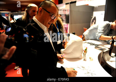 Venise. 2Nd Sep 2014. Réalisateur CHINOIS WANG Xiaoshuai peint une mascotte panda avant le forum à Lido de Venise, Italie, le 2 septembre 2014. La China Film Forum a eu lieu ici dans le cadre de la 71th Festival du Film de Venise Venise Unité jours mardi. © Xu Nizhi/Xinhua/Alamy Live News Banque D'Images