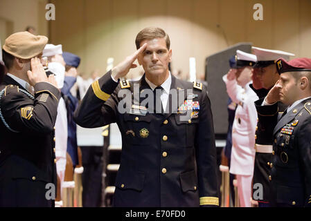 Le général de l'armée américaine Joseph L. Votel III salue durant sa cérémonie de promotion à la tête du commandement des opérations spéciales, 28 août 2014 à Tampa, en Floride. Votel remplace sa retraite U.S. Navy Adm. William H. McRaven. Banque D'Images