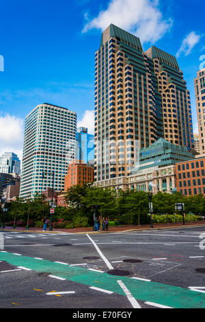 Gratte-ciel et street dans le centre-ville de Boston, Massachusetts. Banque D'Images