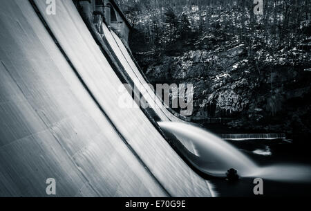 Une longue exposition de l'écoulement de l'eau plus de Prettyboy Dam, dans Comté de Baltimore, Maryland. Banque D'Images