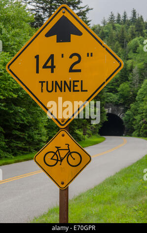 Un panneau met en garde contre les voitures et les cyclistes d'un tunnel à venir le long de la Blue Ridge Parkway Banque D'Images