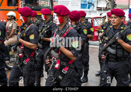 Défilé militaire à Tingo Maria, huanuco ministère. au Pérou. Banque D'Images