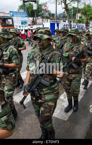 Défilé militaire à Tingo Maria, huanuco ministère. au Pérou. Banque D'Images