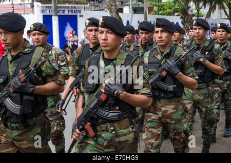 Défilé militaire à Tingo Maria, huanuco ministère. au Pérou. Banque D'Images