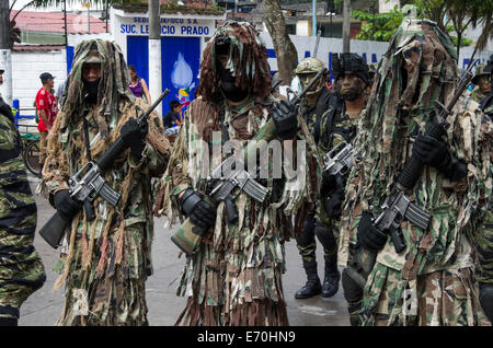 Défilé militaire à Tingo Maria, huanuco ministère. au Pérou. Banque D'Images