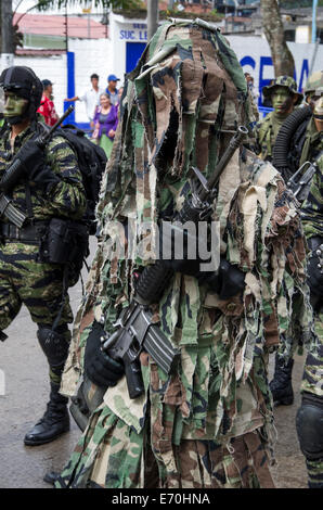 Défilé militaire à Tingo Maria, huanuco ministère. au Pérou. Banque D'Images