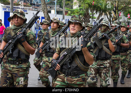 Défilé militaire à Tingo Maria, huanuco ministère. au Pérou. Banque D'Images