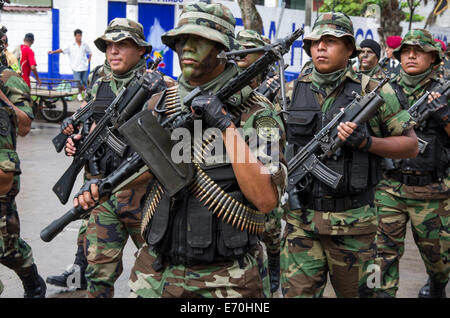 Défilé militaire à Tingo Maria, huanuco ministère. au Pérou. Banque D'Images