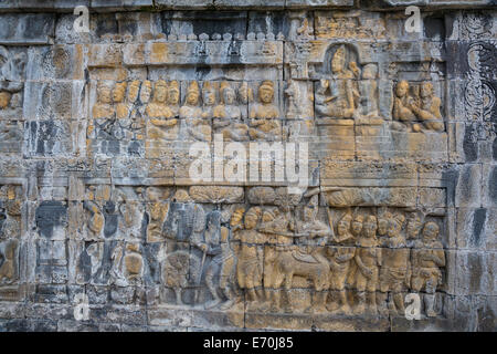 Borobudur, à Java, en Indonésie. La sculpture bas-relief montrant des scènes de la vie de Bouddha. Banque D'Images