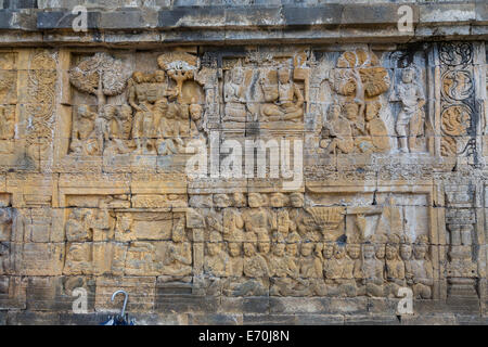 Borobudur, à Java, en Indonésie. La sculpture bas-relief montrant des scènes de la vie de Bouddha. Banque D'Images