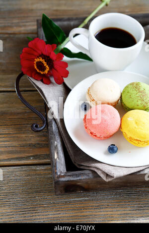 Café et macarons colorés sur un plateau, petit déjeuner Banque D'Images