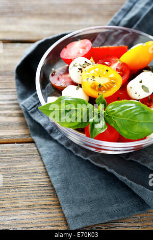 Salade de tomates à l'appétissant bol, gros plan de l'alimentation Banque D'Images