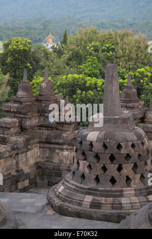 Borobudur, à Java, en Indonésie. Stupas près du haut de la temple de Borobudur. Banque D'Images