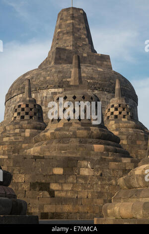 Borobudur, à Java, en Indonésie. Approche de la Stupa. Les ouvertures dans les stupas symbolique. Banque D'Images