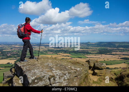 Marcheur féminin, marcheur sur les Wainstones sur le sentier national de Cleveland Way. North York Moors National Park. North Yorkshire, Angleterre. ROYAUME-UNI Banque D'Images