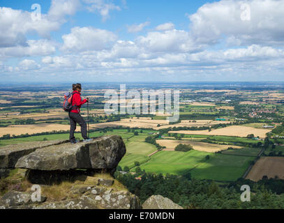 Marcheur féminin, marcheur sur les Wainstones sur le sentier national de Cleveland Way. North York Moors National Park. North Yorkshire, Angleterre. ROYAUME-UNI Banque D'Images